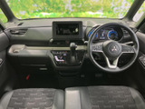 運転席から前方を見渡しやすい配置で、ダッシュボードやメーター類も視線の届く位置にまとまっています。シートにはゆったり腰掛けられ、毎日の移動を落ち着いて過ごせる室内です。
