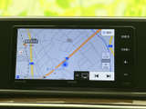 地図上に現在地や周辺の道路が表示され、目的地までの道順を確認する際に便利です。画面内の案内表示も見やすく、慣れない場所へ向かうときの確認にも役立ちます。