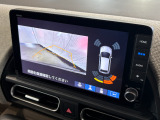 リバース連動のリアカメラを標準装備、ステアリング感応型ガイドラインが車庫入れを支援してくれます