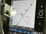タッチ操作に対応した画面で地図を確認でき、周辺の道路や目的地までのルートを把握しやすい構成です。音量調整などのボタンも備わり、日常の移動をサポートします。