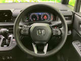 手元にスイッチ類がまとまり、運転中も視線を大きく移さず各種機能にアクセスしやすい配置です。メーターとの位置関係も把握しやすく、毎日の運転を支える使い勝手に配慮されています。