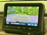 後方の映像にガイド線が表示され、駐車時に周囲の状況を確認するのに役立ちます。画面上の案内を目安に車庫入れや切り返しをサポート。後退時の安全確認に便利な装備です。