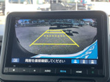 後方の様子を画面で確認でき、ガイドラインも表示されるため、駐車時の周囲確認をサポートします。車庫入れや狭い場所での後退時に役立つ、便利な装備です。