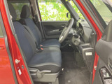 前席は視線を前方へ向けやすいレイアウトで、運転席と助手席の座面もゆったりとした印象です。乗り降りの際に室内の様子を確かめやすく、普段使いにも馴染みます。