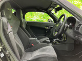 運転席と助手席が並ぶ室内は、前方や側方を見渡しやすいレイアウトです。シートは身体を包む形状で、落ち着いて座れる印象。乗り降りの際にも室内の様子を確認しやすく、同乗者にも心地よい空間です。