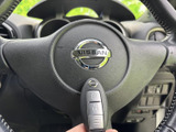 握りやすい形状で、運転席から手元に自然に収まるステアリングです。手の届く位置にまとまり、日々の運転で無理なく扱える印象。操作の中心として使いやすさに配慮されています。
