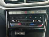 物理的なダイヤルやボタンを廃止した先進的な「タッチコントロール式エアコンディショナーパネル」が装備されています。温度調節や風量の変更は、パネルをスライドさせるだけで直感的にコントロールできます。