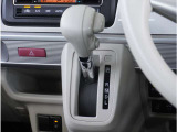 【シフトレバー】シフトもとても操作しやすいデザインになっております。運転する人の事を第一に考えた操作性の高い仕様です。