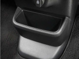 ◆センターロアボックス◆インパネ中央の下部には、ごみ箱としても使用する事ができるセンターロアボックスを装備しております。