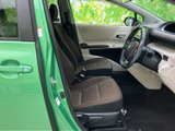 運転席まわりは視界が広く、前方や周囲を確認しやすいレイアウトです。落ち着いた色合いのシートと明るいドア内張りが調和し、乗り込む方にもくつろぎを感じていただけます。