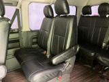 落ち着いた色合いのシートが並び、車内全体に統一感があります。窓からの視界も確保され、乗り込んだ方が周囲を見渡しやすい空間です。足元にもゆとりが感じられます。