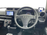運転席まわりです。 各操作スイッチは使いやすい位置に配置されてます。
