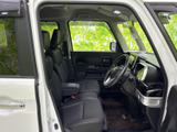 前席はドアを開けると乗り込みやすく、運転席まわりまで見渡しやすい室内です。シートや足元も確認でき、毎日の移動を落ち着いて過ごしたい方におすすめです。