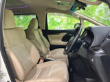運転席と助手席はゆったりした形状で、前方やサイドの窓から周囲を確認しやすい室内です。明るい色合いで、落ち着いて過ごせる空間に仕上がっています。