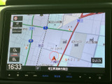 地図上で周辺の道路や施設を確認でき、目的地までのルート確認に役立ちます。画面内の表示も見やすく、慣れない場所へのお出かけや日々の移動をサポートしてくれる便利な装備です。