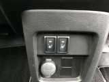 運転席、助手席シートヒーター付きで寒い朝もあったかです。