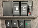 運転席まわりに各種スイッチが配置され、車内の機能を手元で確認できます。表示マークが見分けやすく、必要な操作を探しやすいレイアウトになっています。