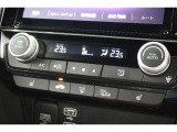 フルオートエアコンが装備されています!お好みの温度設定をするだけでエアコンの風量やモードの切り替えを自動でコントロールしてくれます!ユーザーの操作が少なく燃費走行にもつながります!