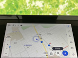 地図情報が画面いっぱいに表示され、周辺の道や現在地を確認しやすい表示です。目的地検索や画面上のメニューにもアクセスでき、初めての場所へのお出かけにも役立つナビ機能です。