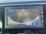 後方の映像に加えて目安となるガイド線が表示され、駐車時に周囲を確認する際に便利です。画面で後方の状況を把握しやすく、車庫入れや狭い場所での切り返しをサポートします。
