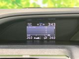 運転席前方のディスプレイに外気温や時刻、エアコンの設定温度などを表示。運転中に必要な情報を視線移動を抑えて確認しやすい配置です。