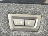 ●電動リアゲート:ワンタッチでリアゲートの開閉ができ、両手が塞がっている状態でも簡単に開閉ができる便利機能です。