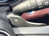【パドルシフト】ハンドルから手を離さずに素早くシフトアップ&ダウンができるので、エンジンブレーキを使う下り坂や高速道路の合流で加速したい場面で役立ちます。