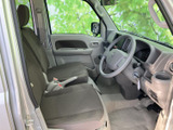 前席まわりは視界が広く、運転席と助手席の間にもゆとりを感じるレイアウトです。落ち着いた色合いのシートと清潔感のある室内で、心地よく過ごせます。