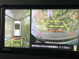 車両周辺と後方の様子を画面で確認でき、駐車時や狭い場所での取り回しをサポート。ガイド表示もあり、周囲の安全を確認しながら落ち着いて操作できる便利な装備です。