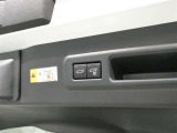 後ろが狭くてもサッと積める。途中で止められる安心のバックドア。後ろの駐車スペースが狭い時に重宝しますよ♪