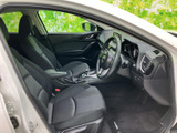 前席はゆったりと座れる形状で、運転席から助手席まで落ち着いた雰囲気にまとまっています。足元には余裕があり、乗り降りもしやすく、毎日の通勤やお出かけに使いやすい室内です。