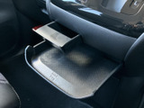 小物を置けるトレーを備え、車内で使う品を手近にまとめておけます。開閉式の収納もあり、置く物に合わせて使い分けられる便利なスペースです。