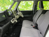 前席は座面の広さが感じられ、運転席と助手席それぞれで落ち着いて過ごせる空間です。大きな窓から周囲を見渡しやすく、乗り降りの際にも明るさを感じられます。