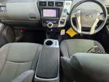運転席まわりの全体です。ナビの画面が真ん中の高い位置にあり、目線を大きく動かさずに見られます。