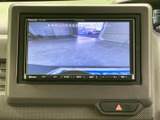 周囲の様子をモニターで確認でき、駐車時など車両周辺を把握したい場面で役立ちます。画面を見ながら周囲にも目を配ることで、取り回し時の確認をサポートしてくれる装備です。