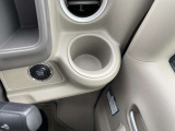ペンなどの小物入れとしても便利なインパネドリンクホルダー(運転席)