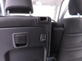 ちょっとした荷物がかけられるフック付き。