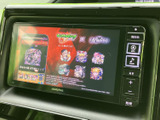 画面いっぱいに映像が表示され、停車時にテレビや映像を視聴して過ごす際にも活用できます。画面横には各種操作ボタンがまとまり、使いたい項目を選びやすい配置です。