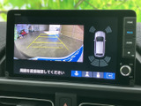 後方の映像と車両周囲の状況を画面で確認でき、駐車時の位置合わせをサポートします。目視だけでは把握しにくい周辺も見やすく、狭い場所での取り回しに便利です。