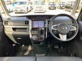 運転席まわりにはメーターやナビ画面がまとまり、前方を見ながら必要な情報を確認しやすい配置です。視界が広く、運転席から周囲の状況を把握しやすい室内です。