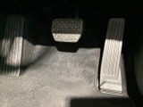 マツダ車の共通するポイントに前輪を前に出し運転席足元スペースを広げたこと!これによりホイールハウスが邪魔にならずにドライバーの中心線を基準とした位置へのペダル配置が可能となりました!