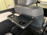 後部座席はご覧の通り、ちょっとしたテーブルに早変わり♪