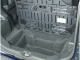 ラゲージスペースには洗車道具や工具など、常に車に積んでおきたい物の収納に便利な床下収納もあります!ここに収納しておけば、走行中にゴロゴロ動くこともなくなりますネ♪