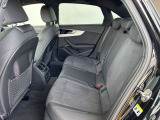 ●リアシート『フロントシート同様に固めの座り心地でホール性の高い設計。コンパクトボディながらも膝前スペースもしっかり確保されています。2人乗車可能』