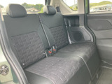 後席には左右に分かれた座面と背もたれを備え、複数人で乗車する際にも使いやすい空間です。窓から外の様子を確認でき、同乗者が落ち着いて過ごせる室内となっています。