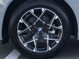 BMW純正アルミホイール。洗練されたデザインで、足元の個性を引き立てます。