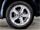 【BMWアロイホイル】軽量かつ強度に拘ったアロイホイル。走行性能ポテンシャルを引き出す設計。車の足元を引き締めてくれる大きなポイントはアロイホイルです。