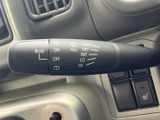 操作位置や表示がレバーにまとまり、運転席から手元を確認しやすい配置です。前後の窓に関する操作も見分けやすく、天候の変化に応じて必要な設定を選びやすくなっています。