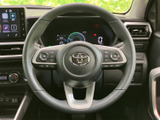ステアリングには複数のスイッチが配置され、手元で車内の機能を扱いやすい仕様です。メーターや画面を見ながら操作でき、日常の運転で便利に活用できます。