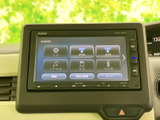CDやFM・AM、iPod、SD、USBなどの選択肢が画面に並び、目的の音源や設定項目を見つけやすい構成です。日々の移動に合わせて使い分けていただけます。